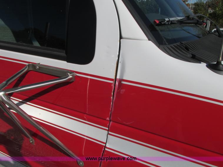 image for item J8734 2001 Ford 800 ambulance