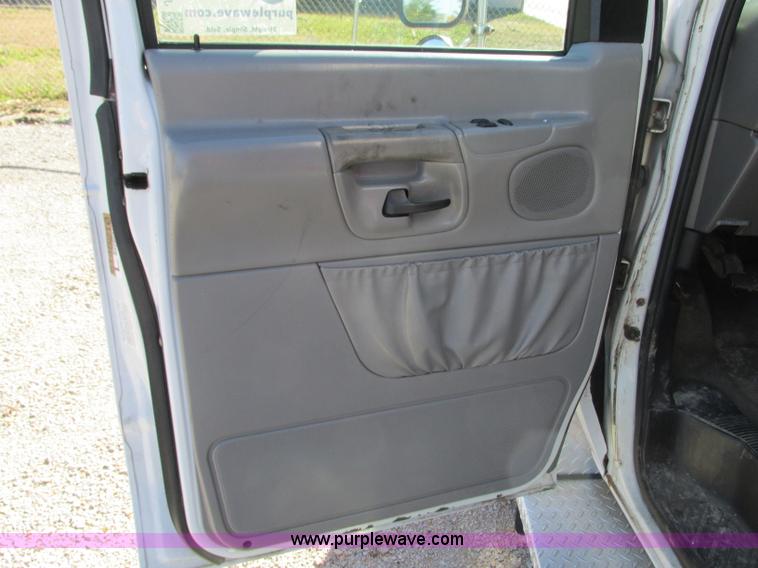 image for item J8734 2001 Ford 800 ambulance