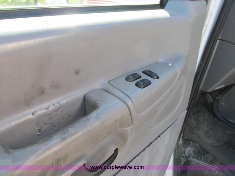 image for item J8734 2001 Ford 800 ambulance