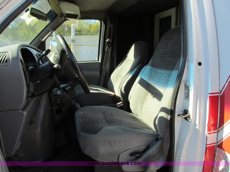 image for item J8734 2001 Ford 800 ambulance
