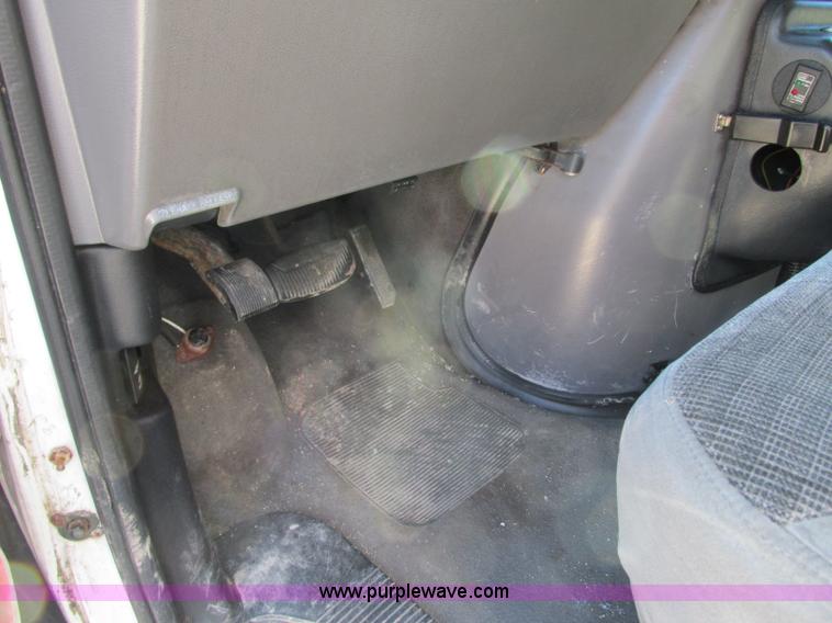 image for item J8734 2001 Ford 800 ambulance