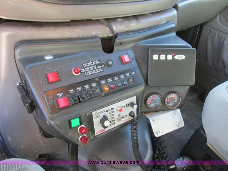 image for item J8734 2001 Ford 800 ambulance