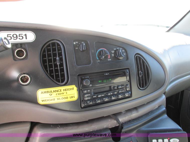 image for item J8734 2001 Ford 800 ambulance