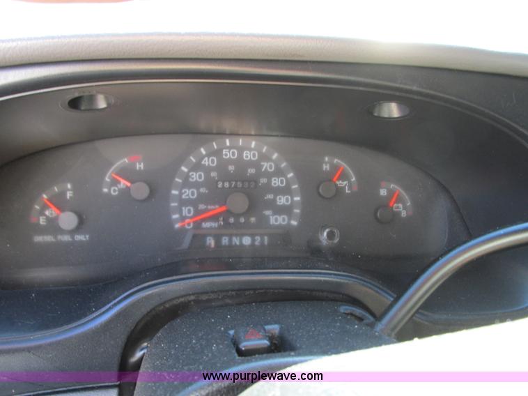 image for item J8734 2001 Ford 800 ambulance