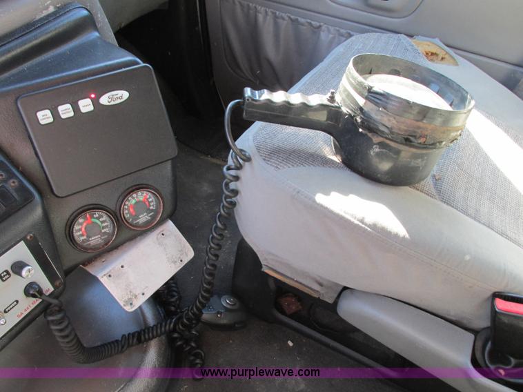 image for item J8734 2001 Ford 800 ambulance