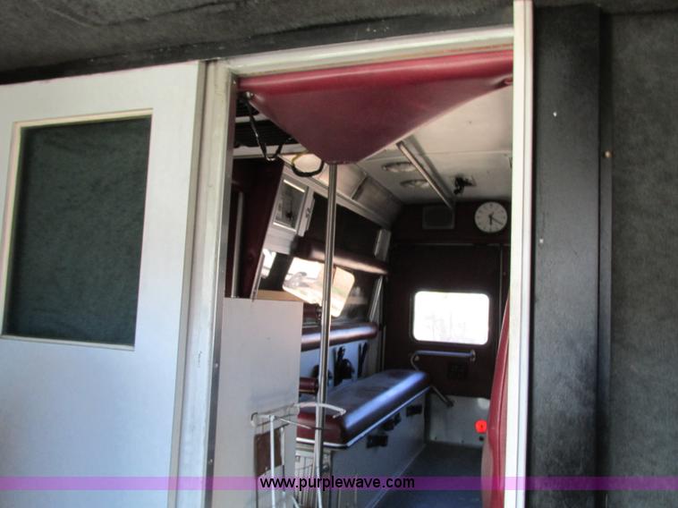 image for item J8734 2001 Ford 800 ambulance