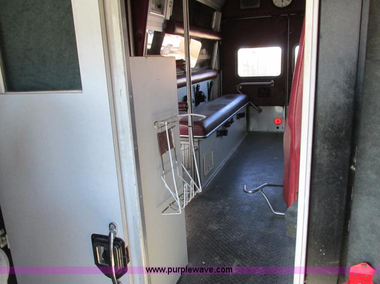 image for item J8734 2001 Ford 800 ambulance