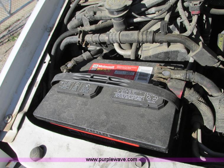 image for item J8734 2001 Ford 800 ambulance