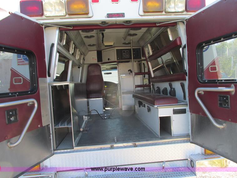 image for item J8734 2001 Ford 800 ambulance