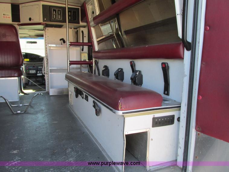 image for item J8734 2001 Ford 800 ambulance