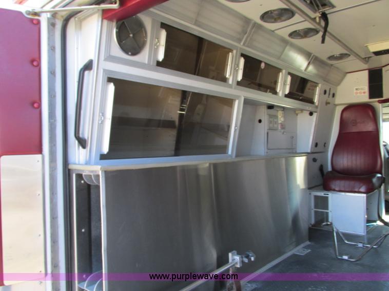 image for item J8734 2001 Ford 800 ambulance
