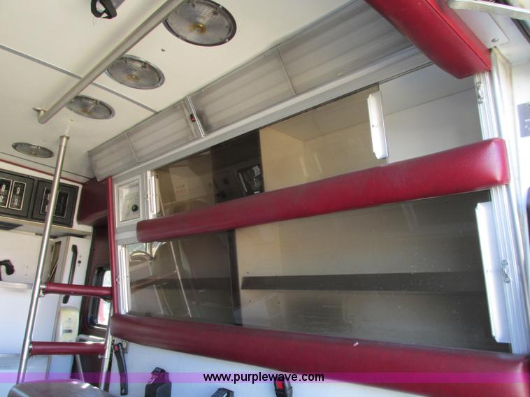 image for item J8734 2001 Ford 800 ambulance