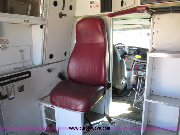 image for item J8734 2001 Ford 800 ambulance