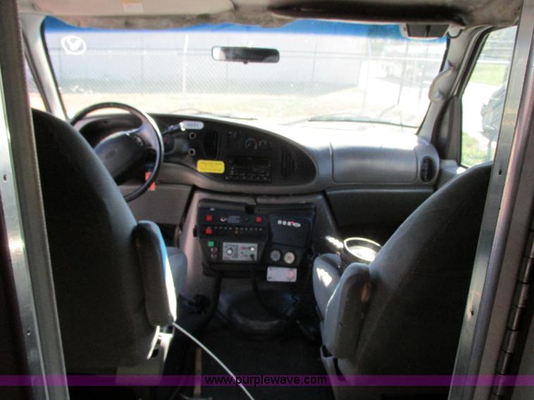 image for item J8734 2001 Ford 800 ambulance