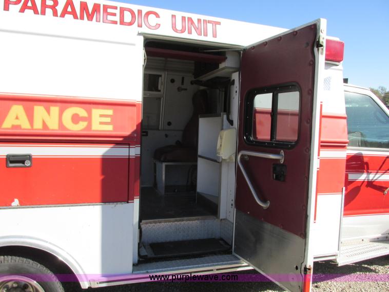 image for item J8734 2001 Ford 800 ambulance