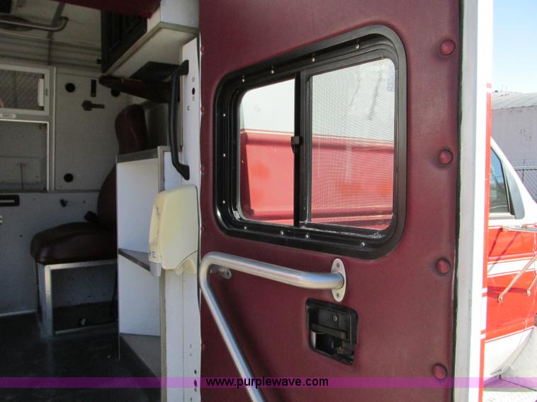 image for item J8734 2001 Ford 800 ambulance