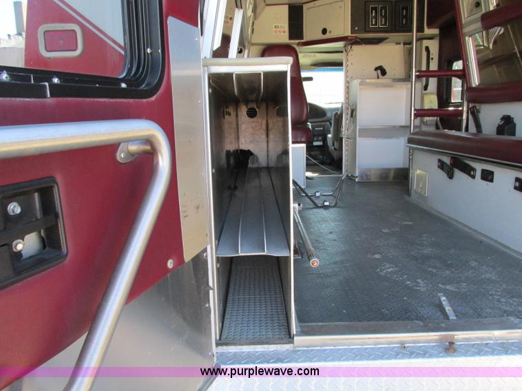 image for item J8734 2001 Ford 800 ambulance