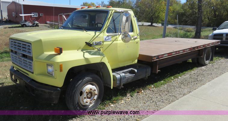 image for item L2424 1994 Ford F700 flatbed truck