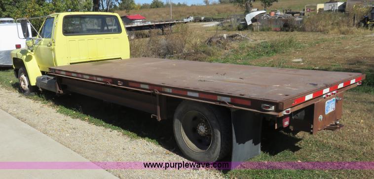 image for item L2424 1994 Ford F700 flatbed truck