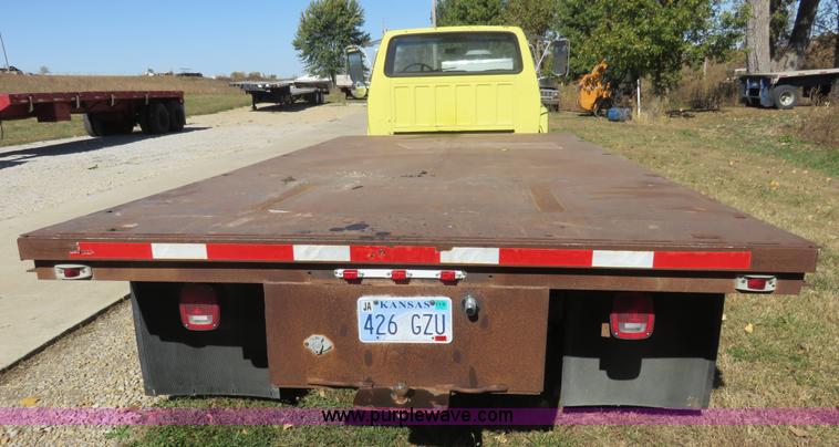 image for item L2424 1994 Ford F700 flatbed truck