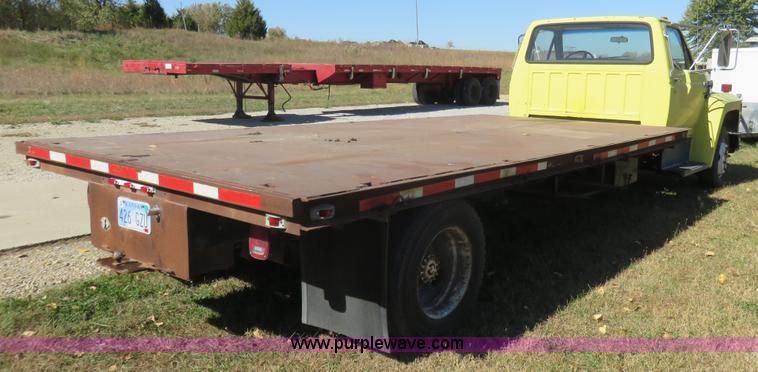 image for item L2424 1994 Ford F700 flatbed truck