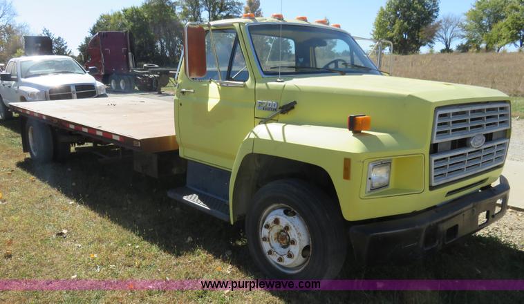 image for item L2424 1994 Ford F700 flatbed truck