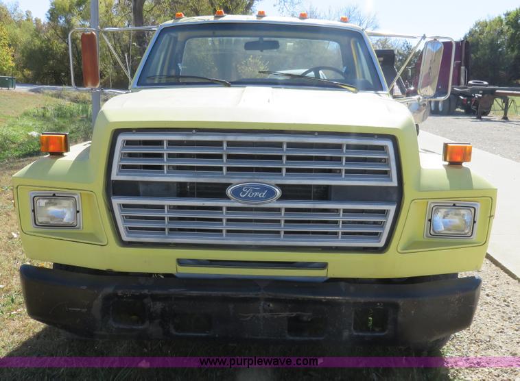 image for item L2424 1994 Ford F700 flatbed truck