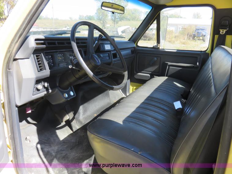 image for item L2424 1994 Ford F700 flatbed truck