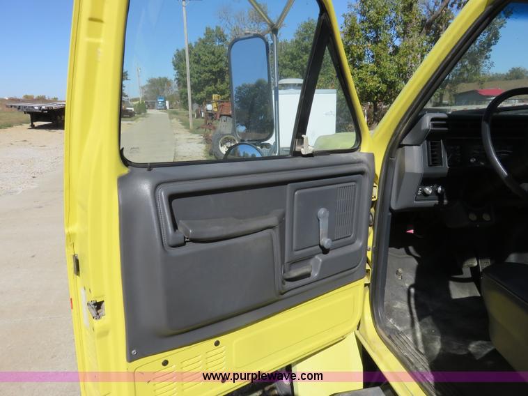 image for item L2424 1994 Ford F700 flatbed truck