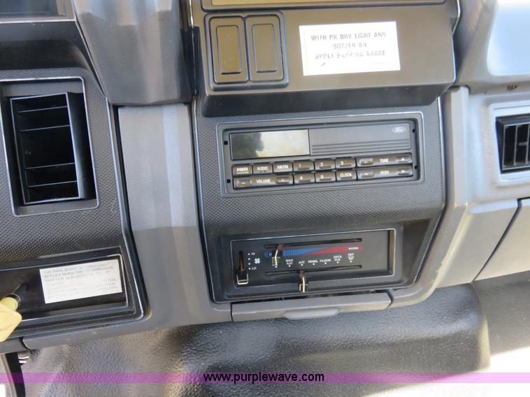 image for item L2424 1994 Ford F700 flatbed truck