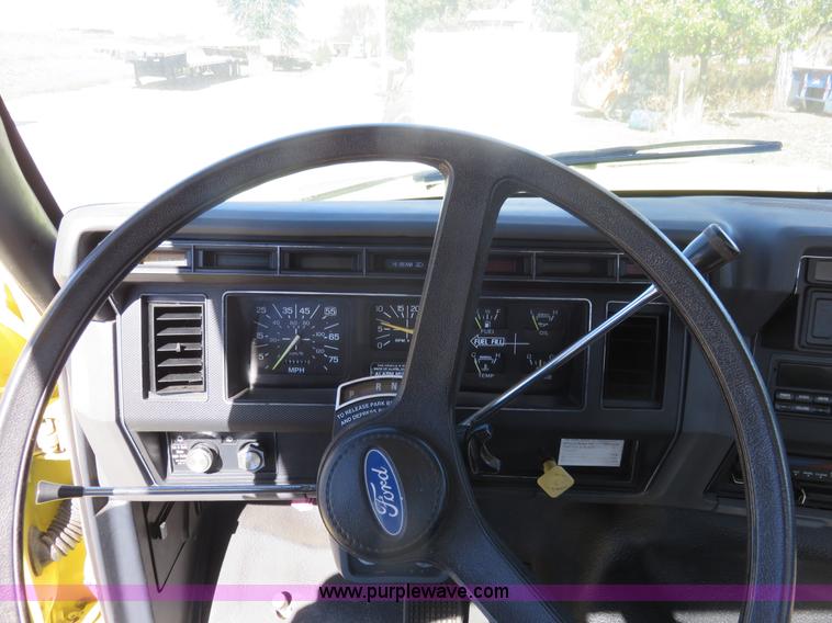 image for item L2424 1994 Ford F700 flatbed truck