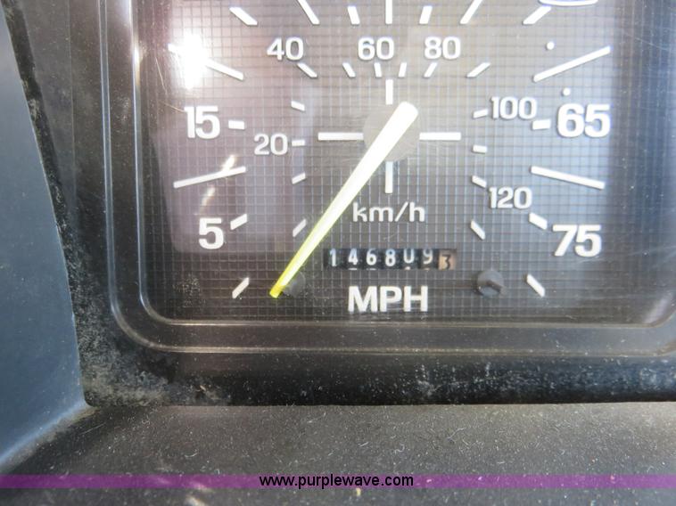 image for item L2424 1994 Ford F700 flatbed truck