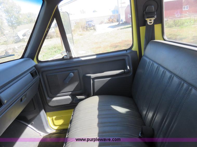 image for item L2424 1994 Ford F700 flatbed truck