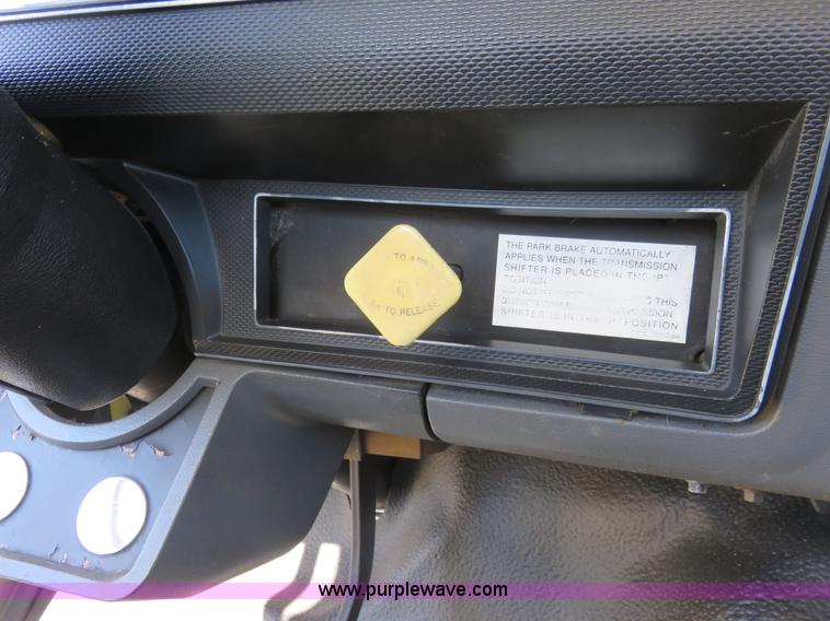 image for item L2424 1994 Ford F700 flatbed truck