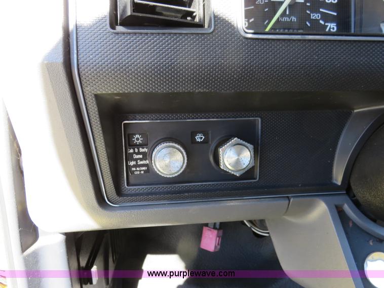 image for item L2424 1994 Ford F700 flatbed truck