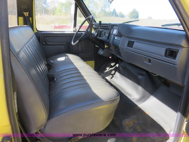 image for item L2424 1994 Ford F700 flatbed truck