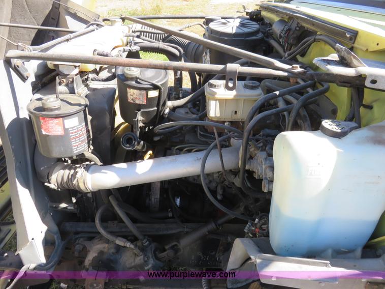 image for item L2424 1994 Ford F700 flatbed truck