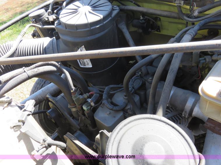 image for item L2424 1994 Ford F700 flatbed truck