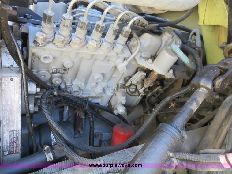 image for item L2424 1994 Ford F700 flatbed truck