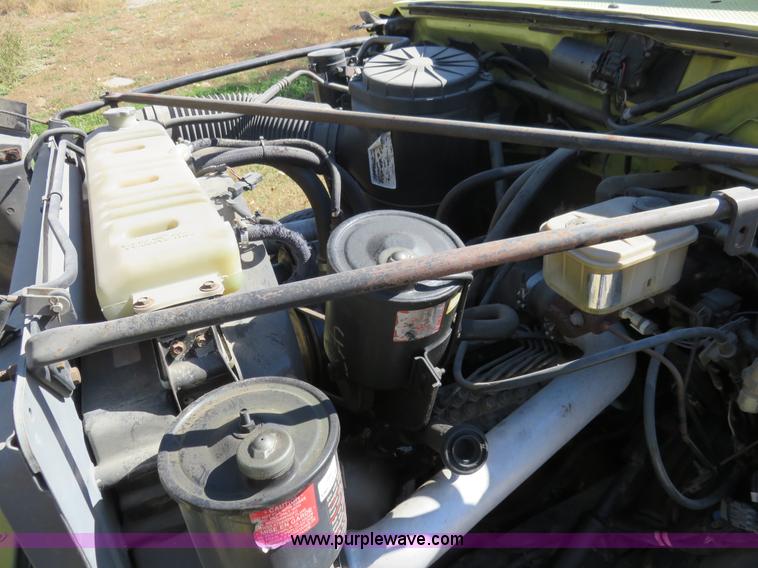 image for item L2424 1994 Ford F700 flatbed truck