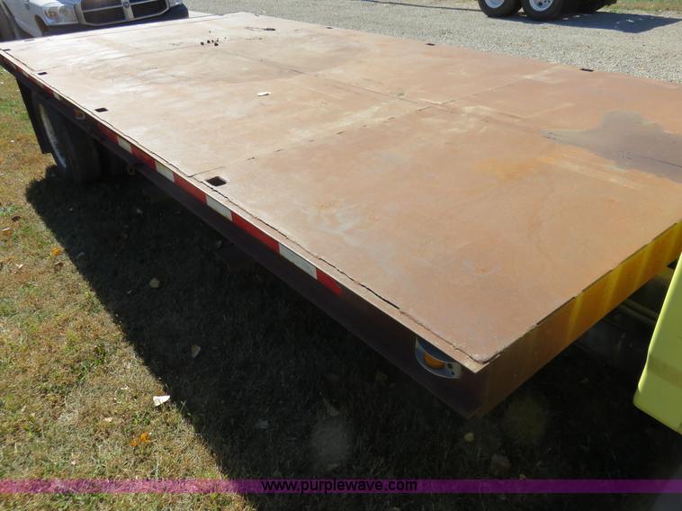 image for item L2424 1994 Ford F700 flatbed truck
