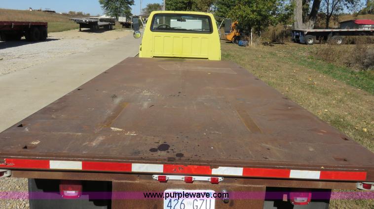 image for item L2424 1994 Ford F700 flatbed truck