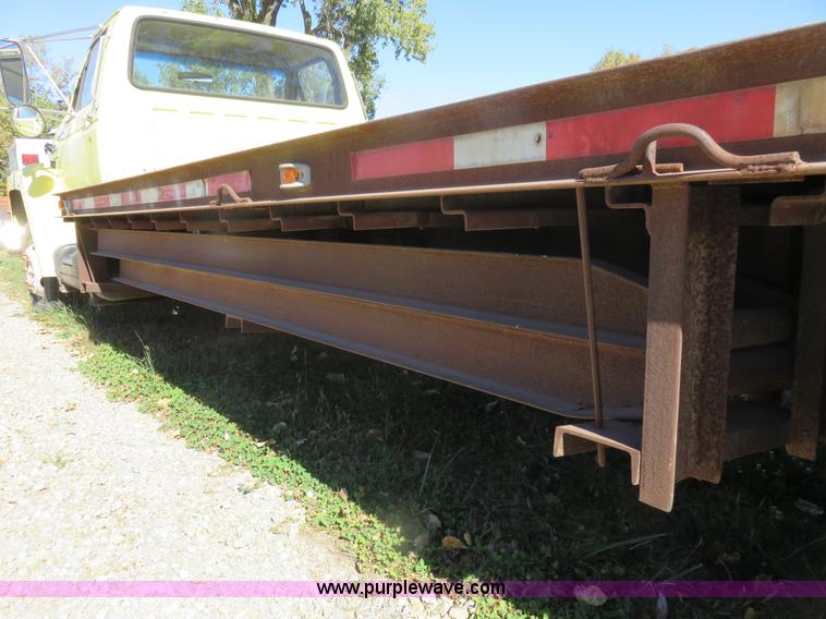 image for item L2424 1994 Ford F700 flatbed truck