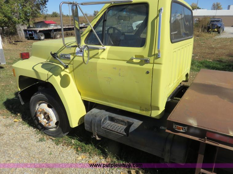 image for item L2424 1994 Ford F700 flatbed truck