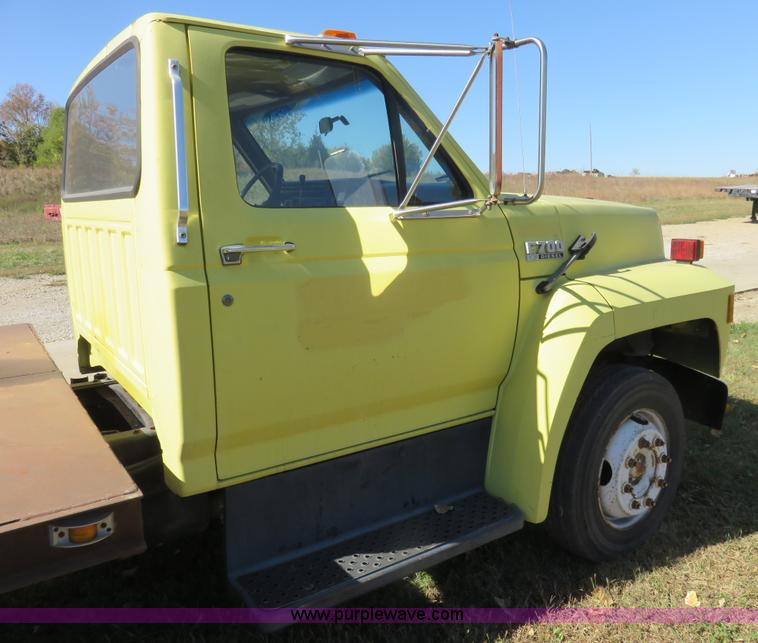 image for item L2424 1994 Ford F700 flatbed truck