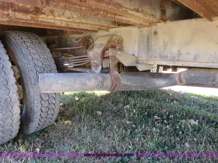 image for item L2424 1994 Ford F700 flatbed truck