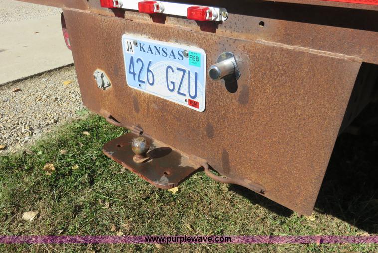 image for item L2424 1994 Ford F700 flatbed truck