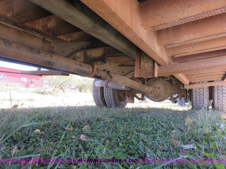 image for item L2424 1994 Ford F700 flatbed truck