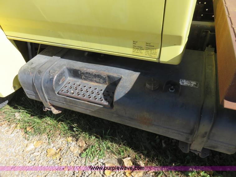 image for item L2424 1994 Ford F700 flatbed truck