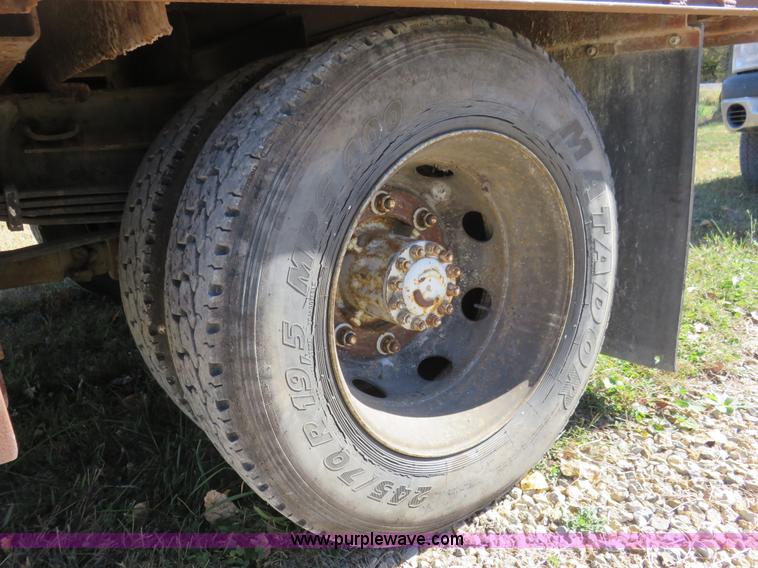 image for item L2424 1994 Ford F700 flatbed truck